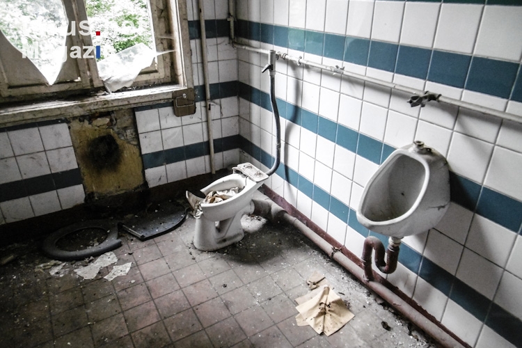 Latrinen / Toiletten in verlassener Kaserne