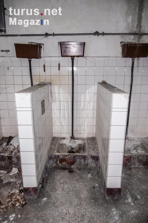 Latrinen / Toiletten in verlassener Kaserne
