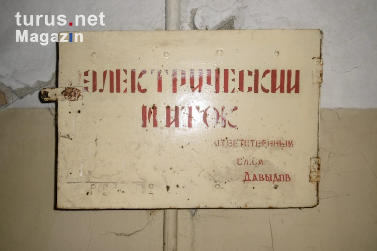sowjetisches Schild in verlassener Kaserne