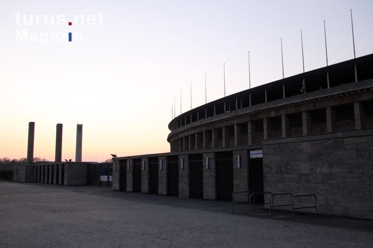 Die Ruhe vor dem Sturm: Das Berliner Olympiastadion im Abendlicht