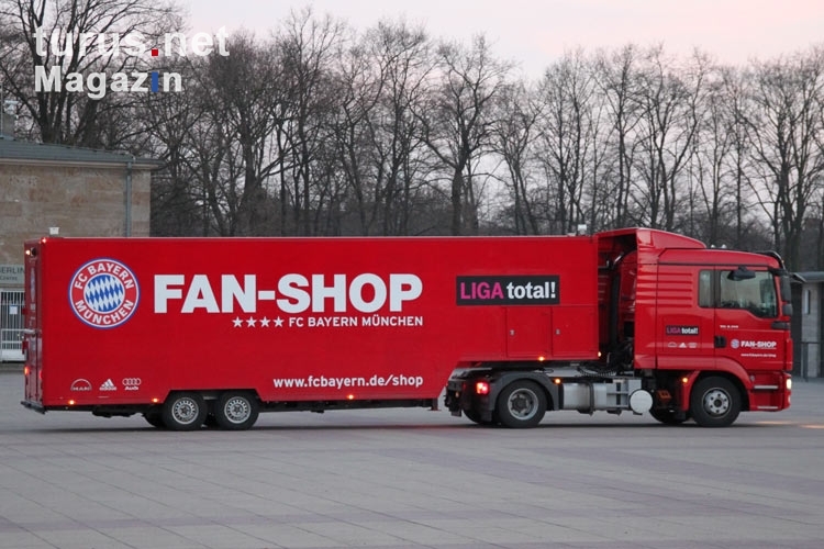 Der Fan-Shop-Truck des FC Bayern München fährt vor ...