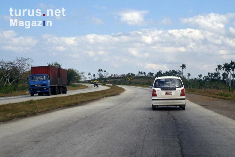Auf einer Autobahn in Kuba