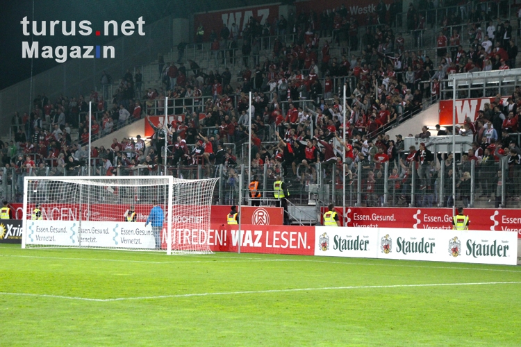 Wütende RWE Fans nach Spiel gegen Wiedenbrück 2017