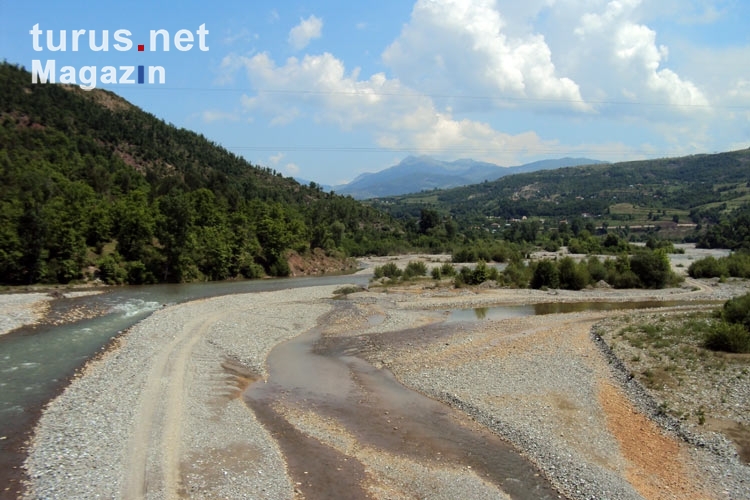 Blick auf ein Flusstal in Albanien auf der Fahrt von Tirana zum Ohridsee