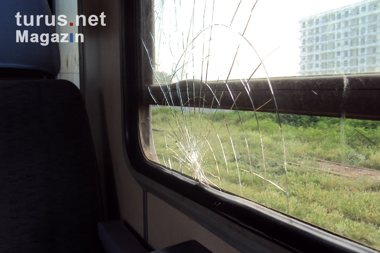 Harte Sitten: kaputte Fensterscheiben eines Zuges in Albanien