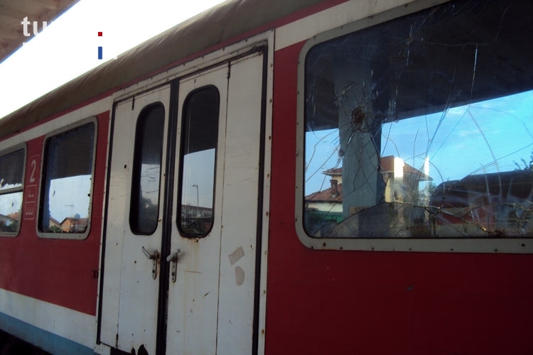 Harte Sitten: kaputte Fensterscheiben eines Zuges in Albanien