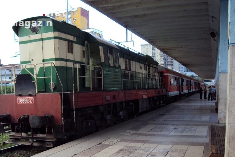 Lokomotive eines albanischen Personenzuges