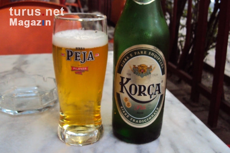 Prost! Albanisches Bier in Glas und Flasche