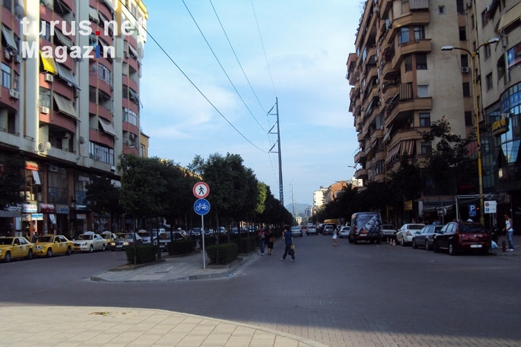 Unterwegs im Stadtzentrum der albanischen Hauptstadt Tirana, Albanien