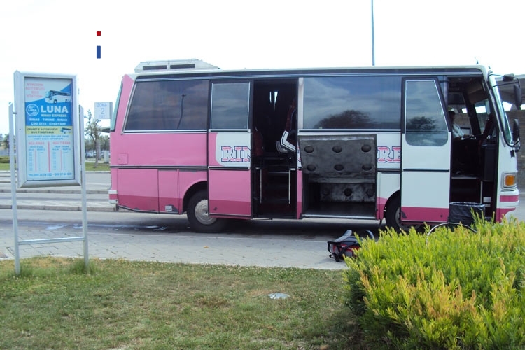 kleiner Shuttlebus in der albanischen Hauptstadt Tirane / Tirana