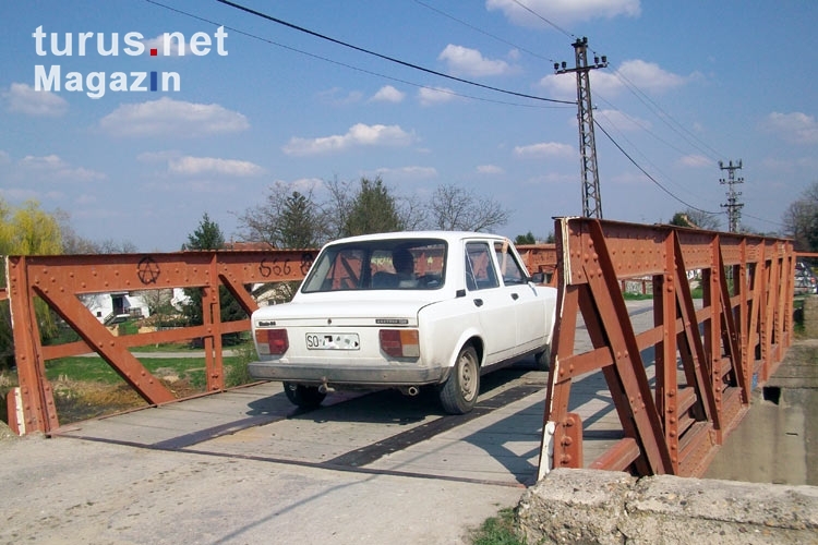 Ein Zastava auf einer Brücke im nordwestlichen Serbien