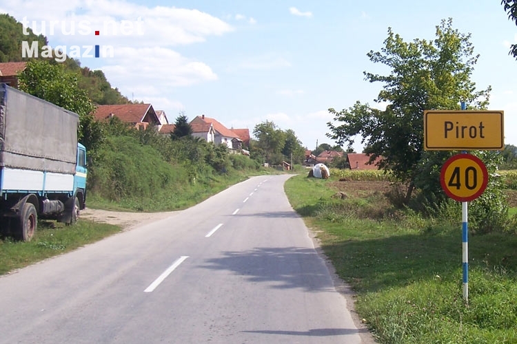 Ortseingangsschild von Pirot im Südosten Serbiens