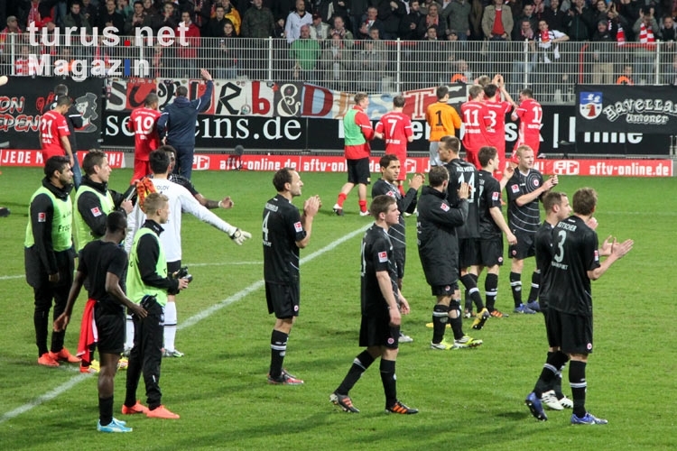 Frankfurter feiern den 4:0-Sieg beim 1. FC Union Berlin