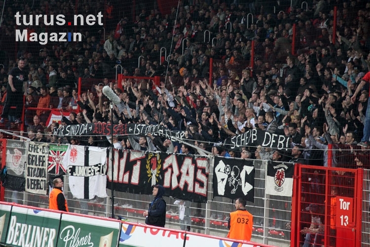 Ultras / Fans von Eintracht Frankfurt im eroberten Gästebereich der Alten Försterei