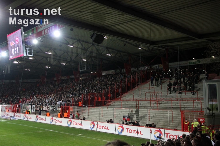 Ultras / Fans von Eintracht Frankfurt im eroberten Sitzplatzbereich des Gästeblocks