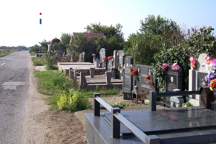 Friedhof am Straßenrand in der Republik Serbien