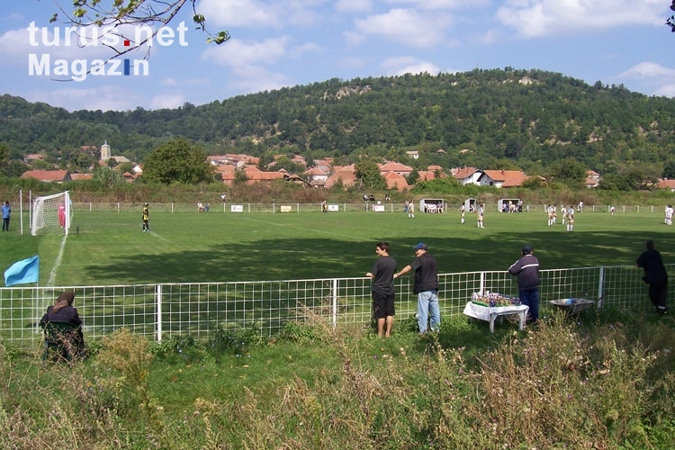 Stelldichein am idyllischen Sportplatz des FK Rajac