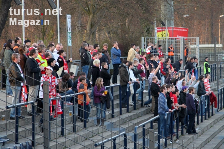 Fans von Kickers Offenbach im Gästebereich des Karli, Nachholspiel beim SV Babelsberg 03