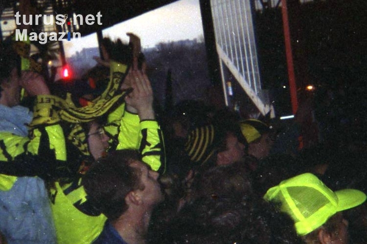 BVB-Fans auf der Südtribüne des Dortmunder Westfalenstadions Mitte der 90er Jahre