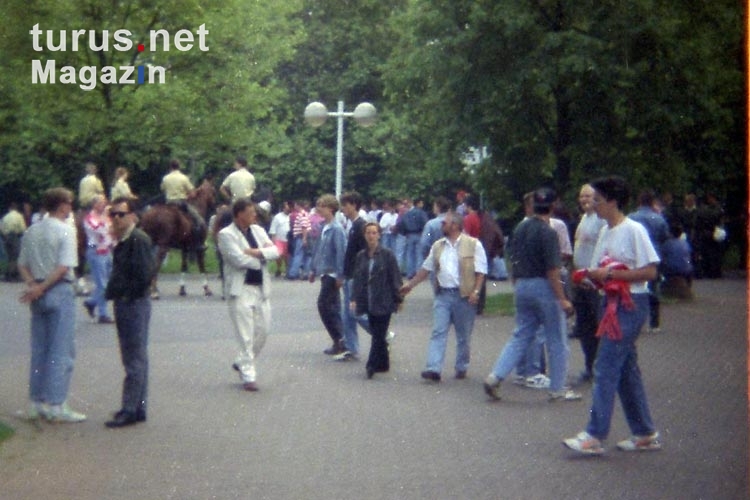 Fans vor dem Müngersdorfer Stadion des 1. FC Köln, Anfang 90er Jahre
