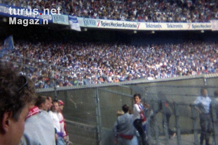 Tausende Fans des FC Schalke 04 beim 1. FC Köln, Müngersdorfer Stadion, Anfang 90er Jahre