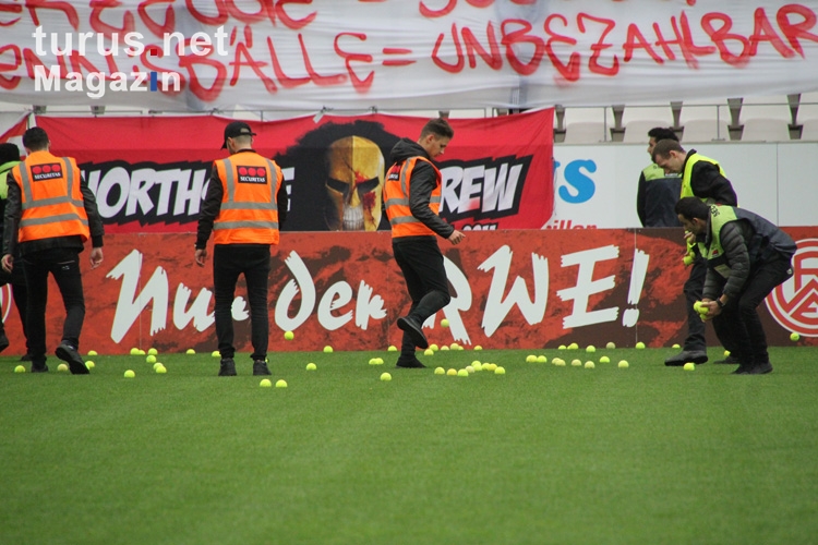 Tennisball Aktion der RWE Fans gegen RWO
