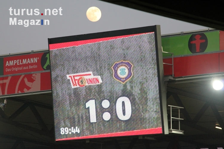 Der Mond geht auf: 1:0 gegen den FC Erzgebirge Aue gewonnen ...