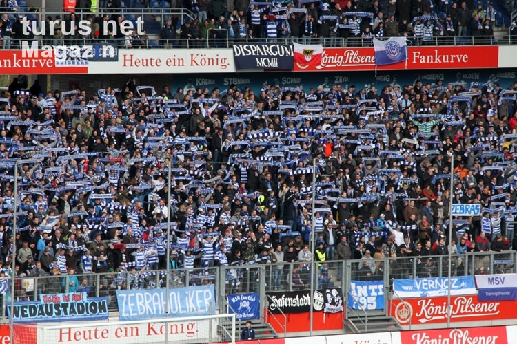 Fans des MSV Duisburg beim Heimspiel gegen Eintracht Frankfurt