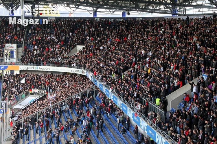 Fans / Ultras von Eintracht Frankfurt zu Gast beim MSV Duisburg