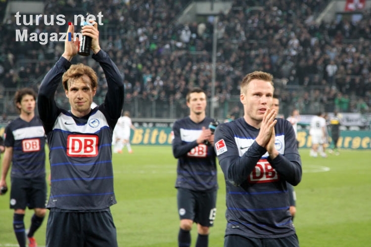 Hertha-Spieler feiern das 0:0 bei Borussia Mönchengladbach