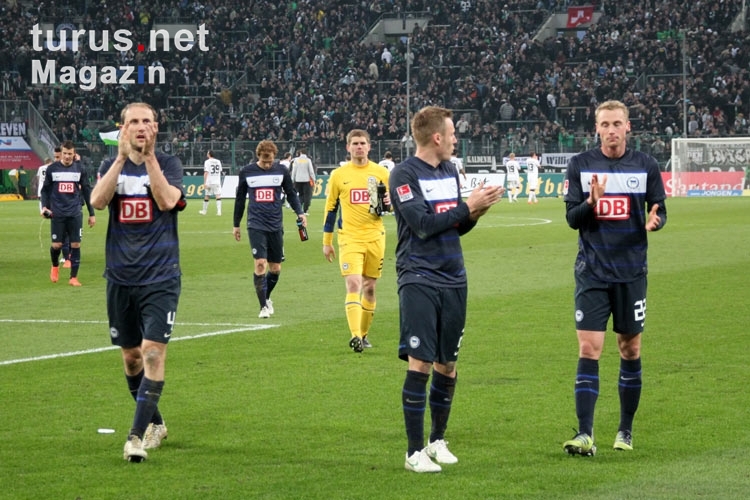 Hertha-Spieler feiern das 0:0 bei Borussia Mönchengladbach