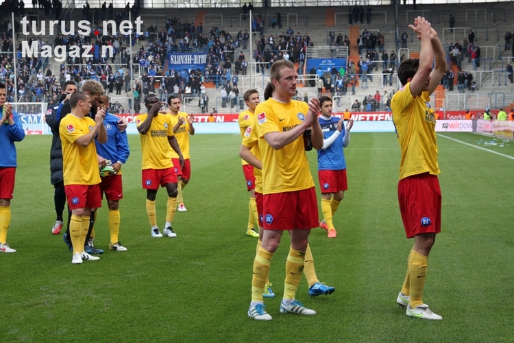 Spieler des KSC feiern das 0:0 beim VfL Bochum