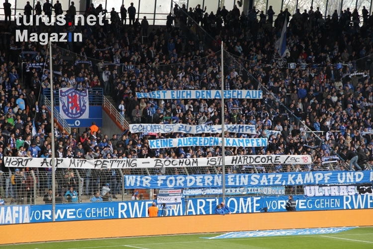 Kämpfen! Spruchbänder der Ultras Bochum beim Heimspiel gegen den KSC