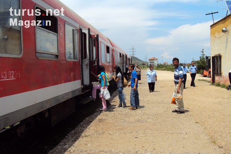 Zug am Bahnhof von Pogradec, Albanien
