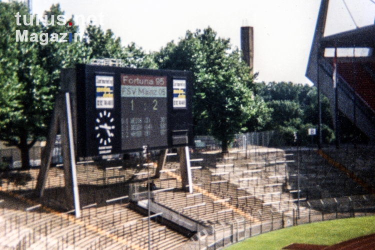 Anzeigetafel im alten Rheinstadion