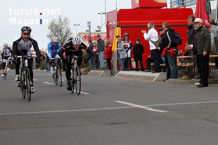 Knappe Entscheidung! Zieleinlauf des Jedermannrennens in Eiche, Storck Bicycle MOL Cup 2012