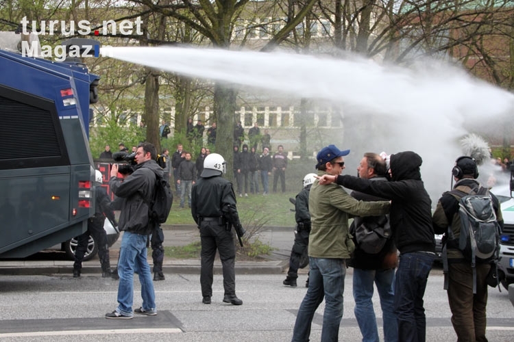 Wasser Marsch! Der neue Stolz der Hamburger Polizei im Einsatz.