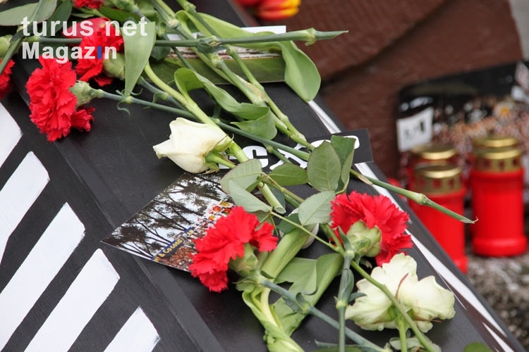 Blumen und Kerzen für eine Verstorbene: Die deutsche Fankultur