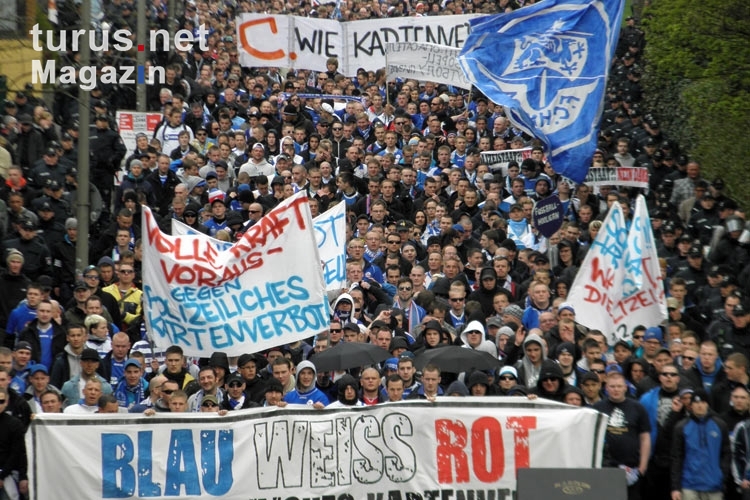 Blick von oben: Fandemo des FC Hansa Rostock in Hamburg, 2012