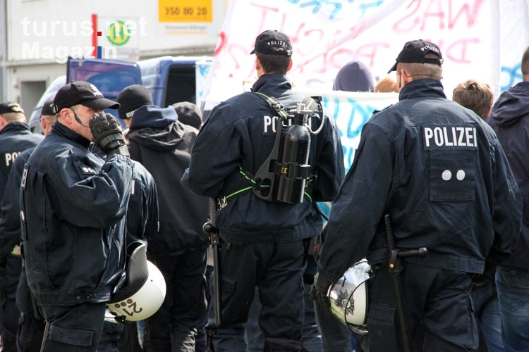 Viel Polizei auf den Beinen: Rostocker Fandemo in Hamburg, 2012
