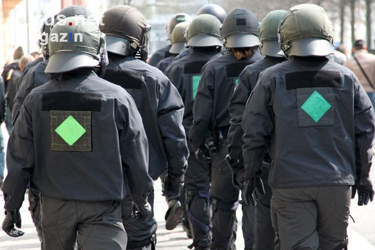 Viel Polizei auf den Beinen: Rostocker Fandemo in Hamburg, 2012