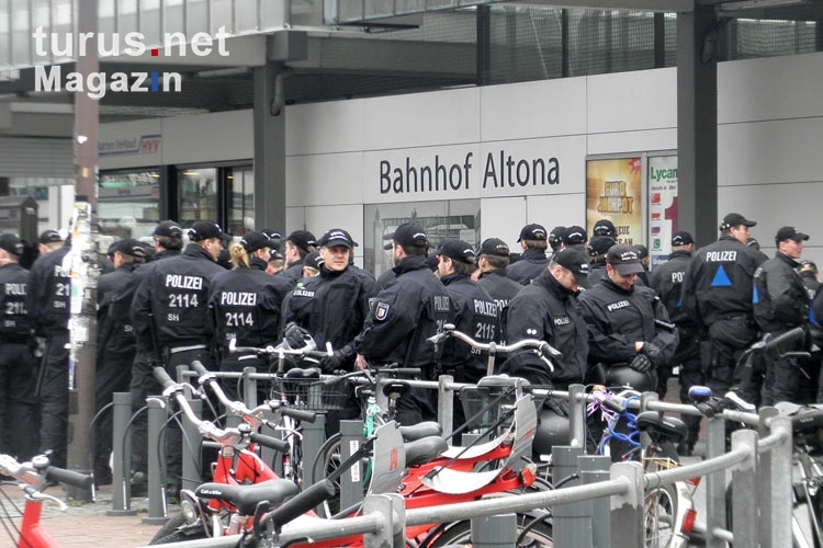 reichlich Polizei am Bahnhof Hamburg-Altona