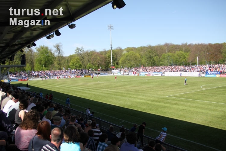 Gefüllte Ränge beim Spiel SV Babelsberg 03 - DSC Arminia Bielefeld, 1:0