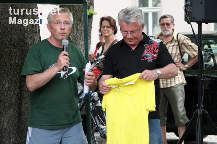 alte Radsporthasen unter sich - mit einem gelben Shirt der einstigen Friedensfahrt