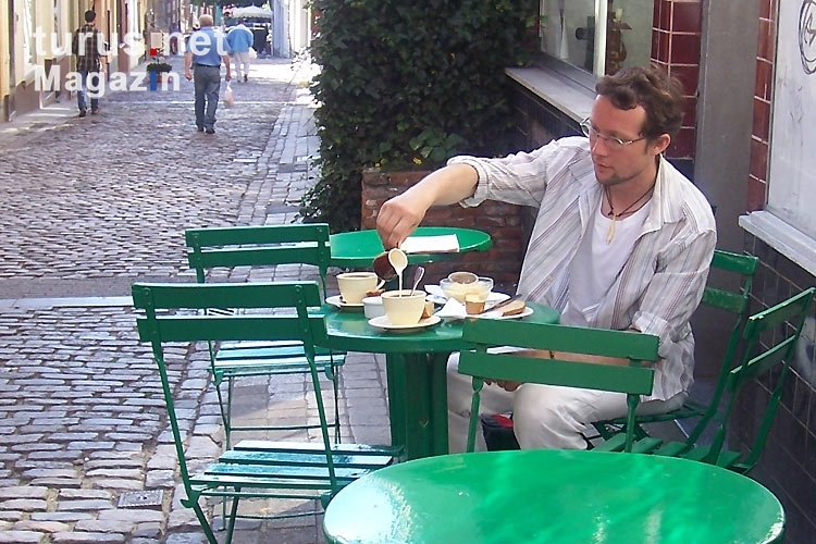 Ein Käffchen in einem Straßencafé