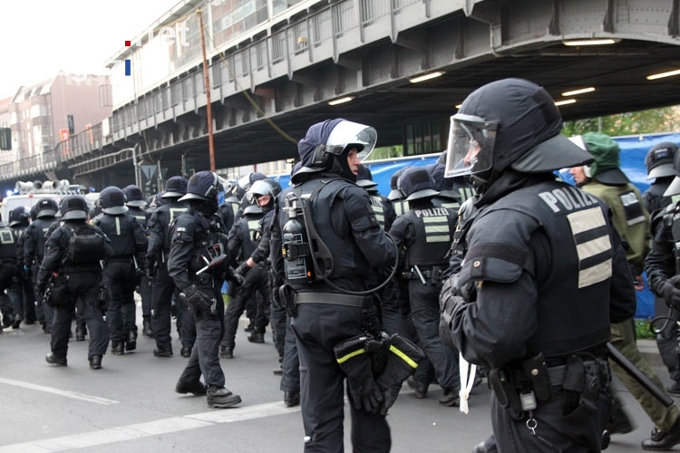 Polizei im Einsatz: Großkampftag 1. Mai 2012 in Berlin