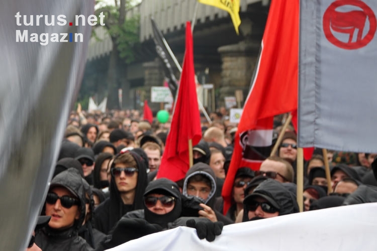Vorderer schwarzer Block der revolutionären 1. Mai-Demonstration in Berlin 2012