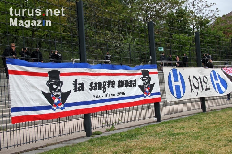 Zaunfahnen der Fans von Holstein Kiel, zu Gast beim BAK 07