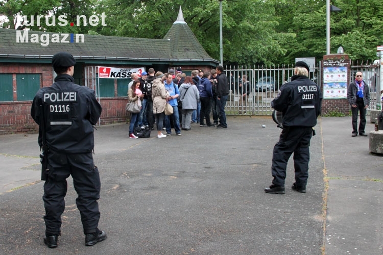 Holstein Kiel zu Gast, Polizei an der Gästekasse des Berliner Poststadions