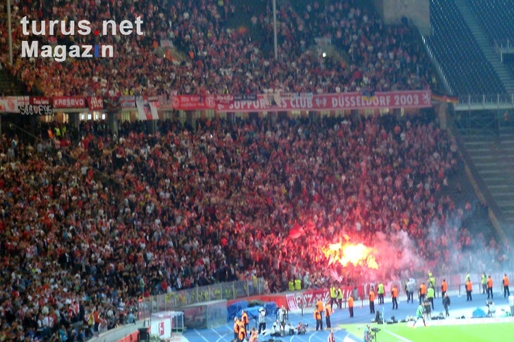 Fans / Ultras von Fortuna Düsseldorf zünden in Berlin Pyrotechnik